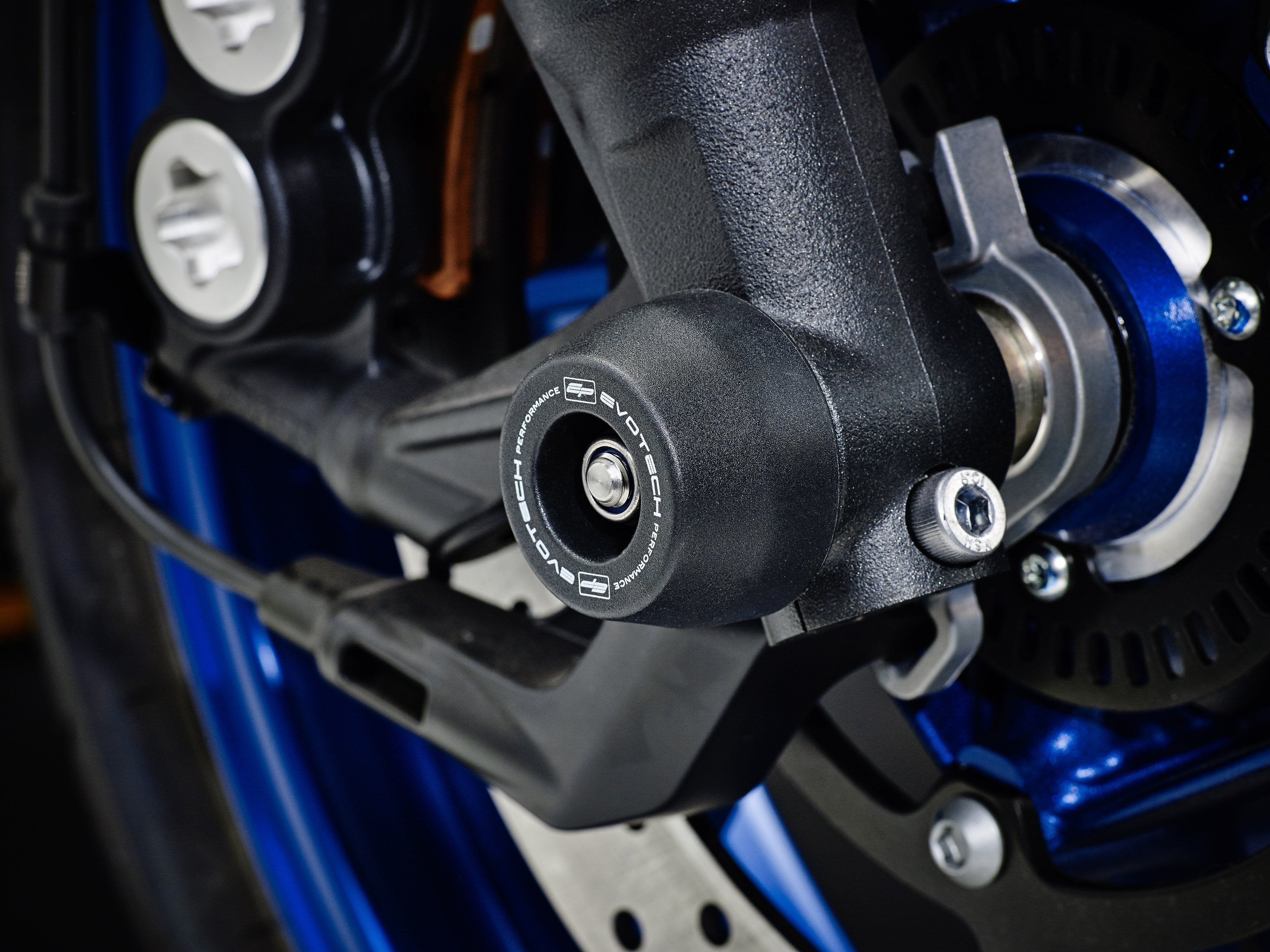 EP Spindle Bobbins Kit for the Yamaha Tracer 9 fitted to the front wheel, protecting the front forks and brake calipers.