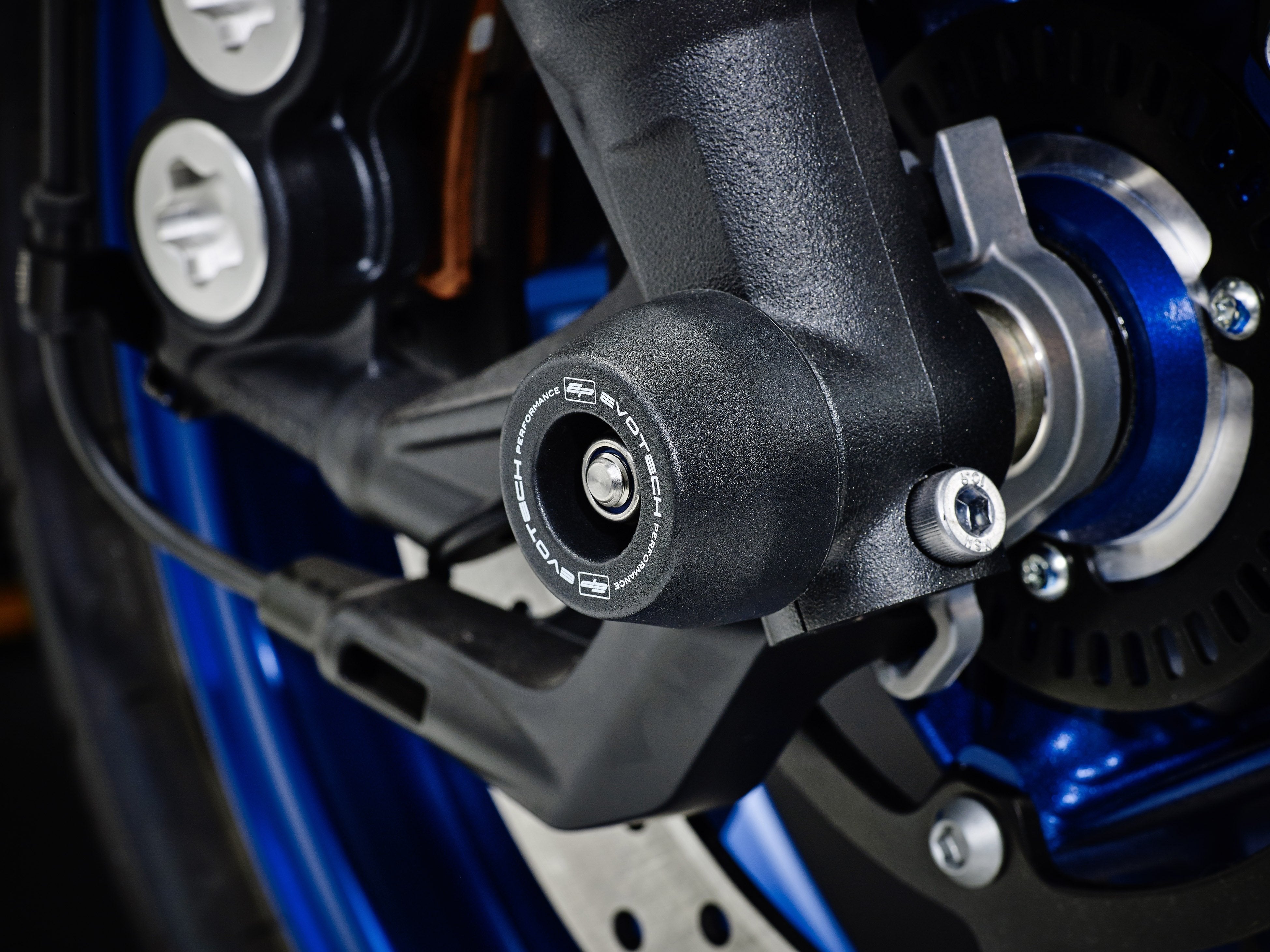 EP Spindle Bobbins Kit for the Yamaha XSR900 fitted to the front wheel, protecting the front forks and brake calipers.