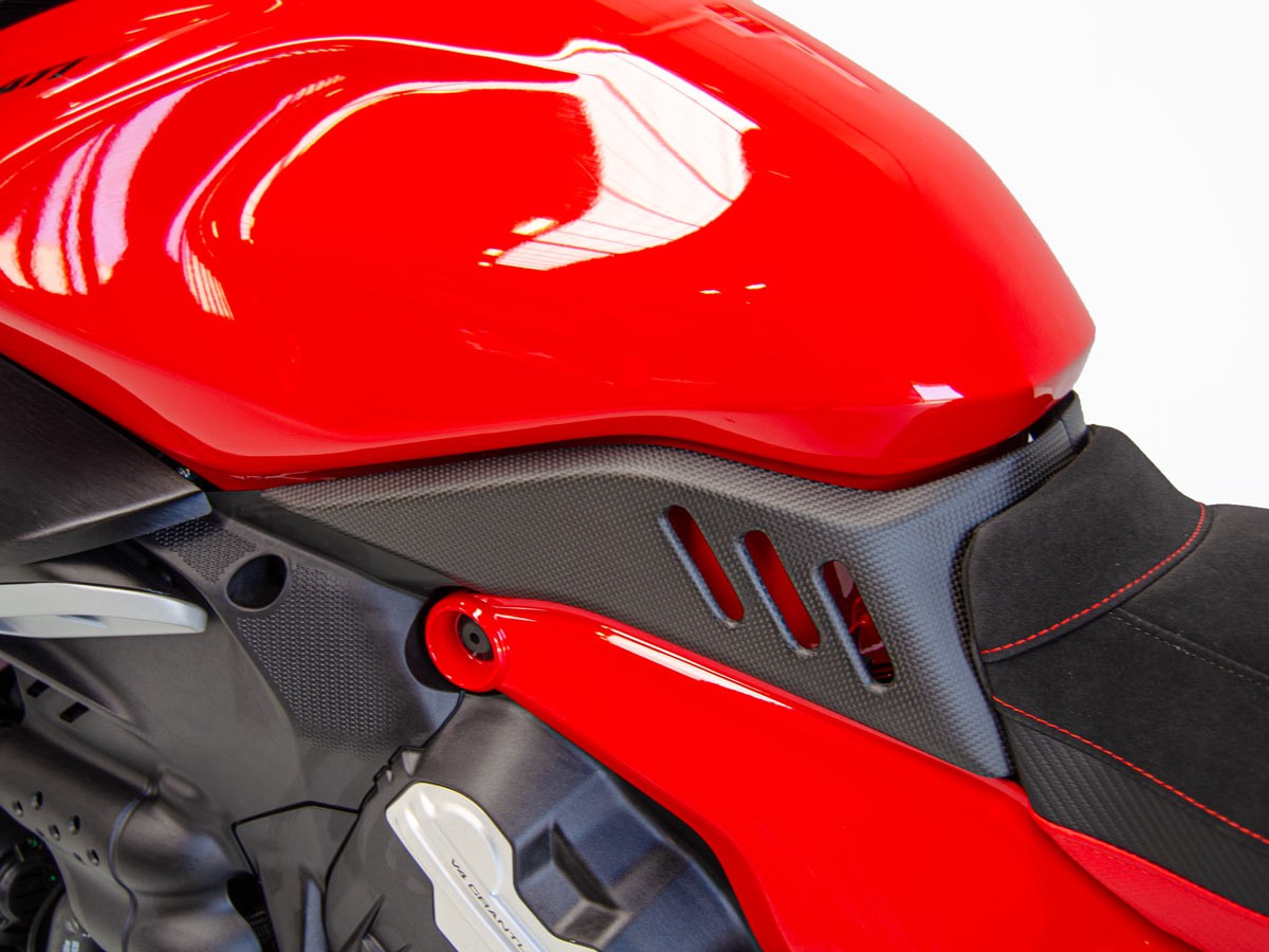 CRB71O - DIAVEL V4 MATT CARBON TANK SIDES